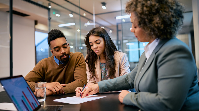 Signing mortgage agreement