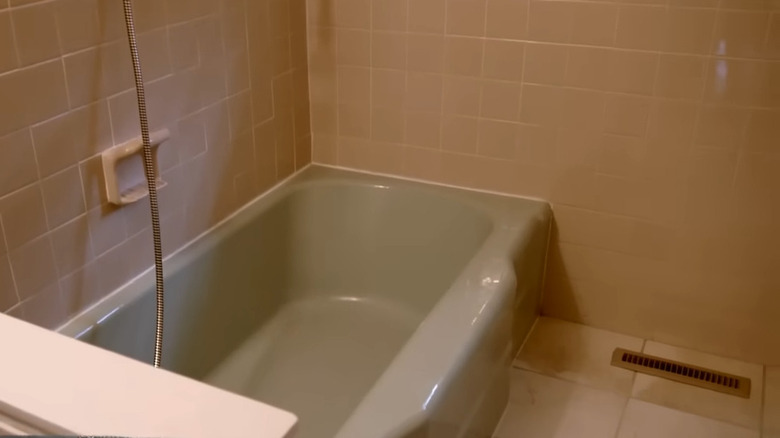 A green bathtub