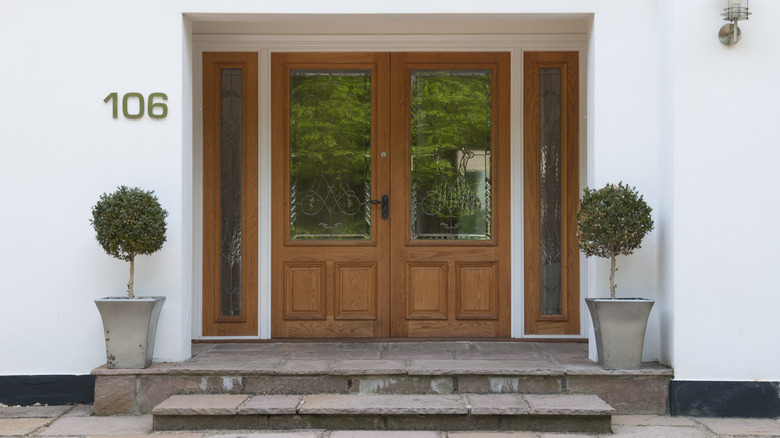 Entrance with glass double doors