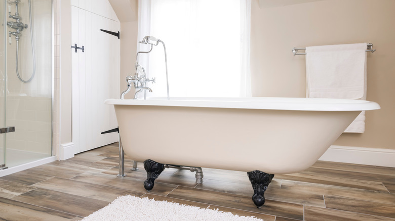 Freestanding claw-foot tub