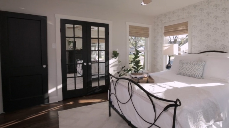 Mirror closet doors in a bedroom