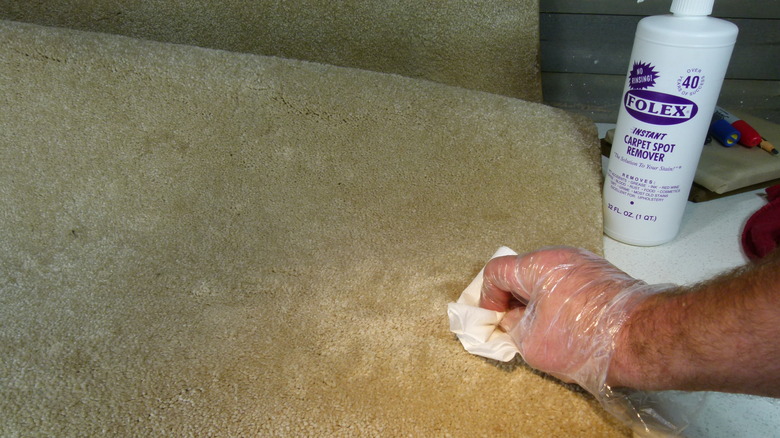 Cleaning carpet with tissue