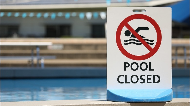 Swimming pool closed sign