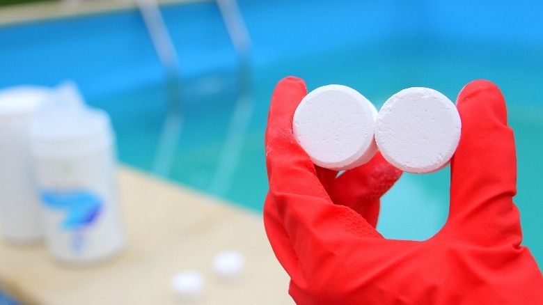 Swimming pool chlorine tablets 