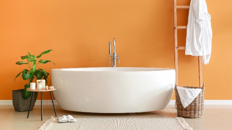 Large oval bathtub