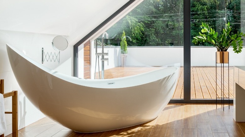 Elegant slipper bathtub