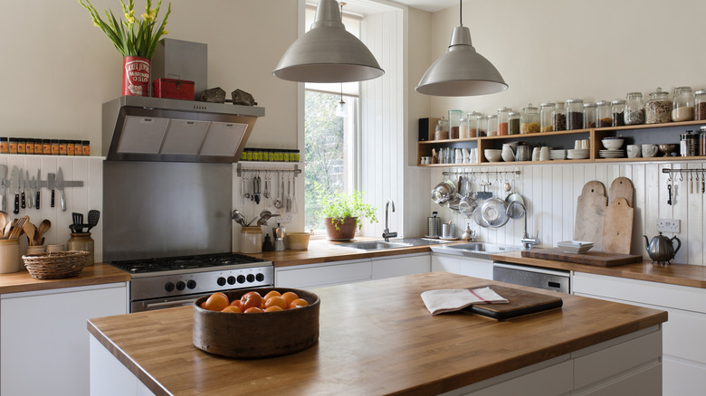 Big kitchen with a large island and a spacious countertop