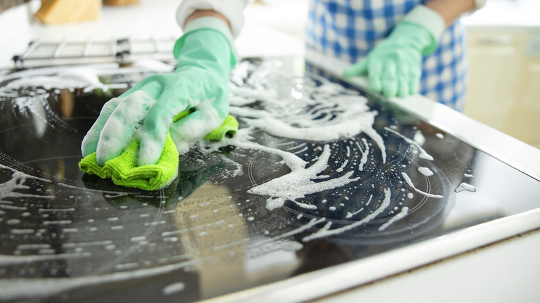 Cleaning a stovetop