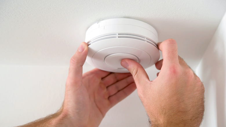 installing carbon monoxide detector