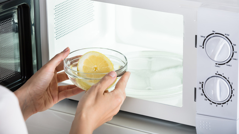 Putting lemon and water microwave