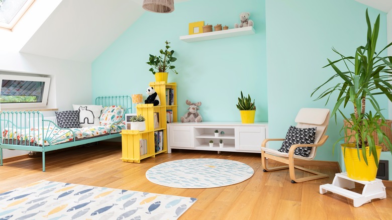 Child's room with pastel blue color on the wall and yellow color in décor