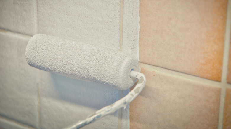 Painting old tiles in the kitchen or bathroom white