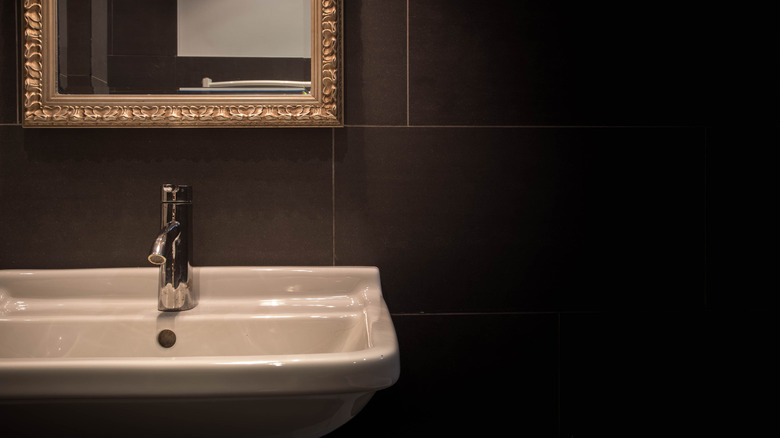 black and gold bathroom 