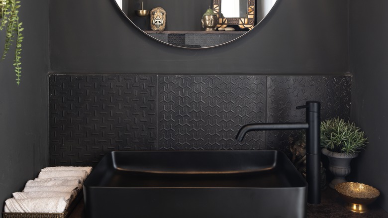 black and gold bathroom 