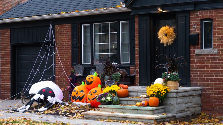 Inflatable pumpkins and spider