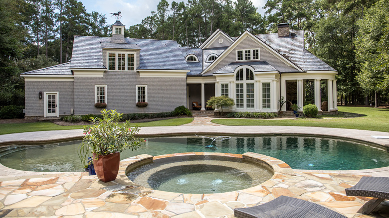 House with backyard pool 