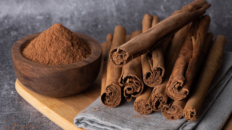 cinnamon powder and sticks