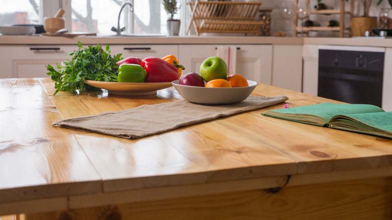 Wood pallet countertop with a bowl of fruits