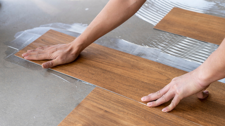 Glueing down vinyl flooring