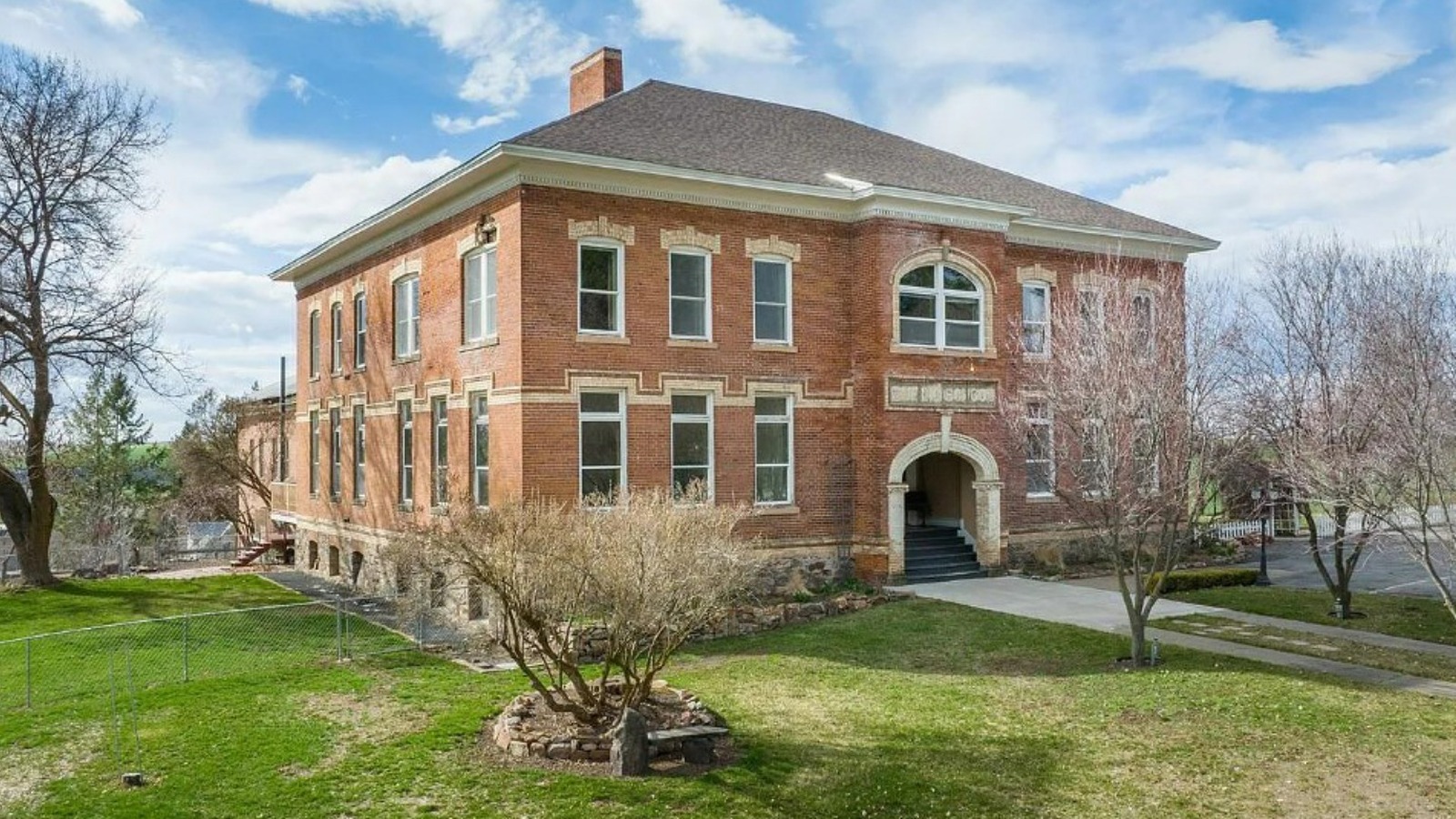 Go To The Head Of The Class In This Converted Schoolhouse That's ...