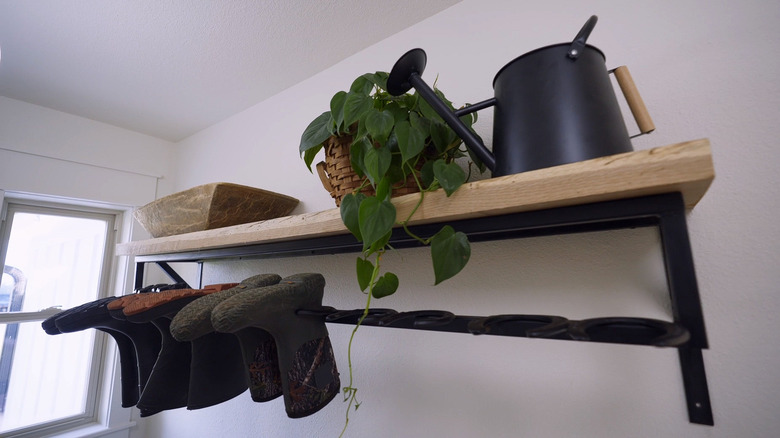 Horseshoe boot rack