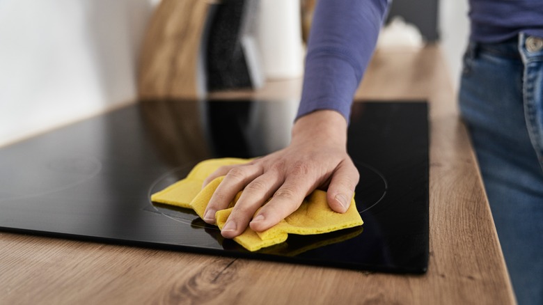 Hand cleaning glass cooktop