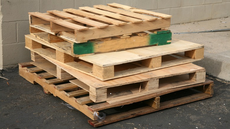 different kinds of wood pallets