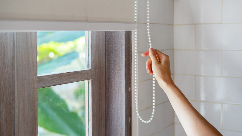 Closing bathroom shade