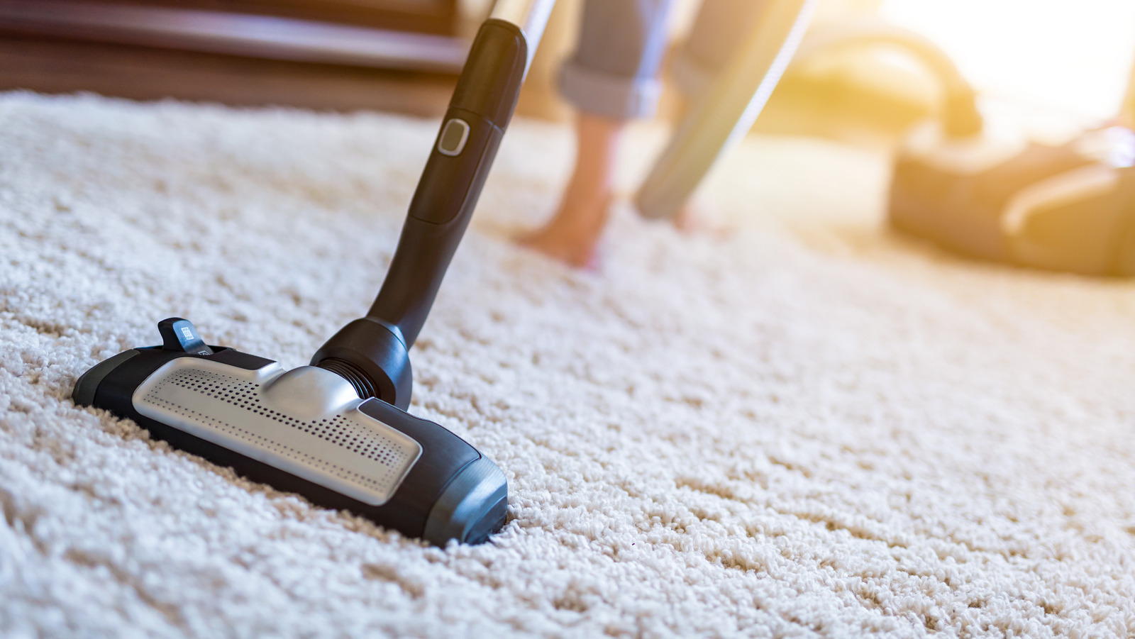 https://www.housedigest.com/img/gallery/here-are-the-signs-your-vacuum-cleaner-is-too-old/l-intro-1668588561.jpg