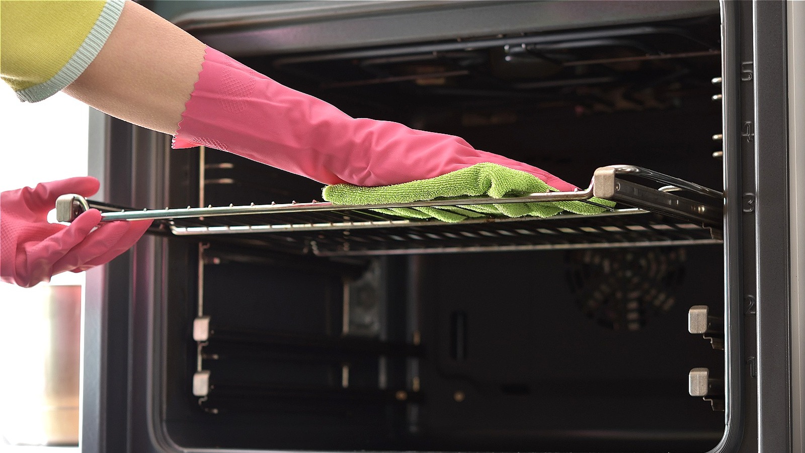 How to Clean an Oven to Keep It Sparkling