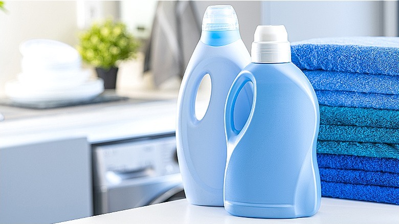 Liquid laundry detergent with towels