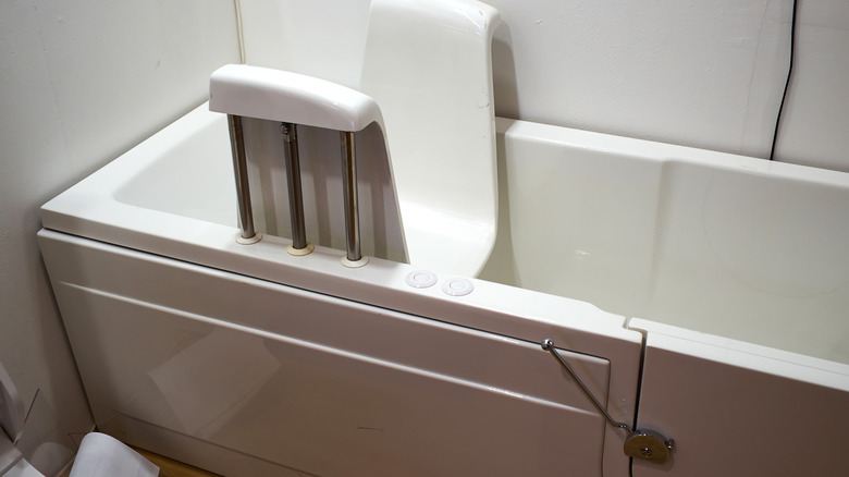 walk-in tub with seat