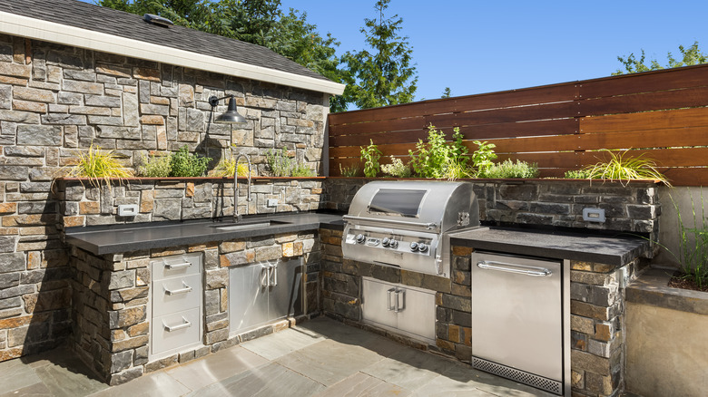 Outdoor kitchen in corner