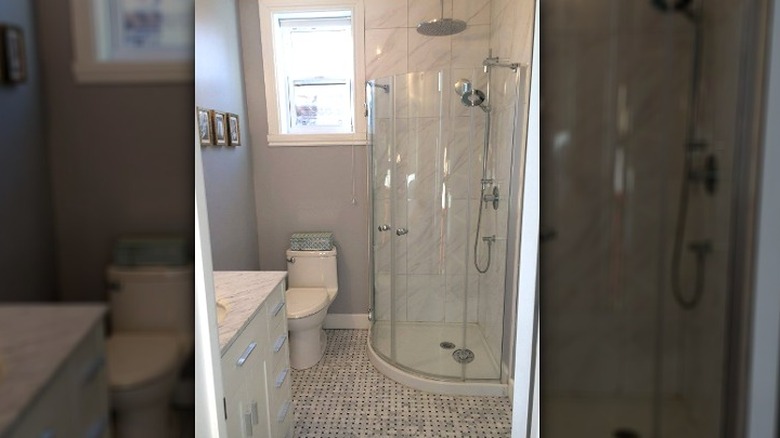 Corner shower with rounded door