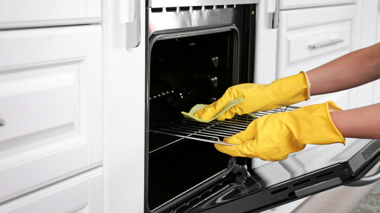 Cleaning oven