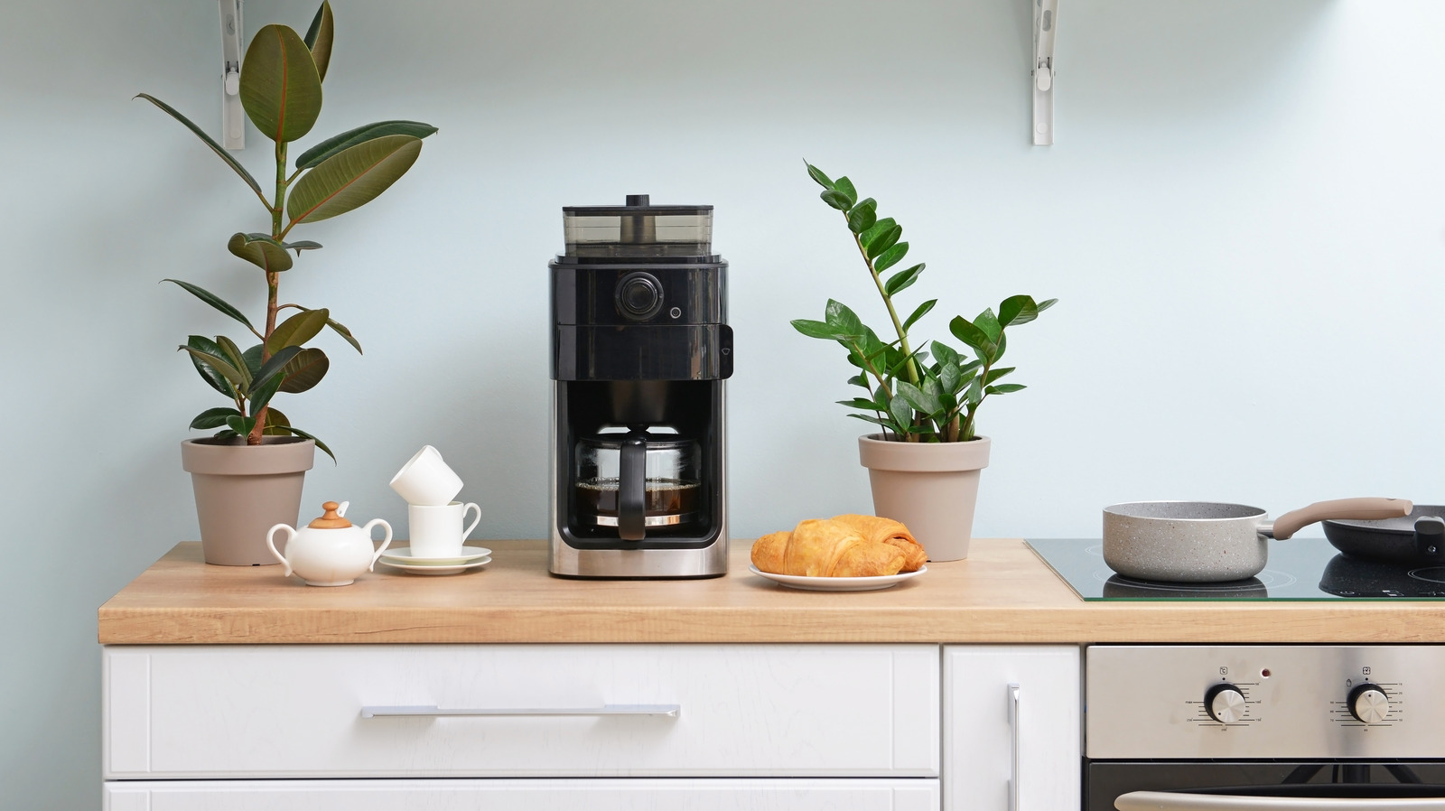 https://www.housedigest.com/img/gallery/heres-how-often-you-should-be-cleaning-your-coffee-maker/l-intro-1624380187.jpg