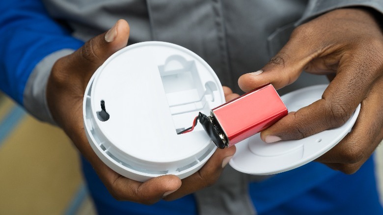 changing smoke alarm battery