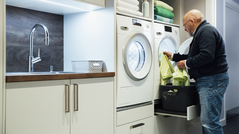 Laundry pedestal with shelf