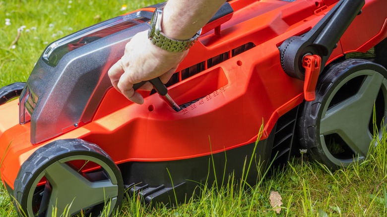 Hand adjusting mower blade height