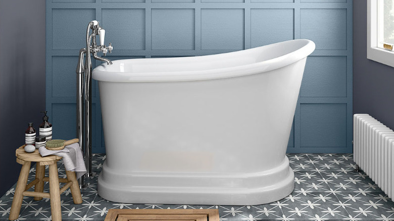 simple short soaking bathtub