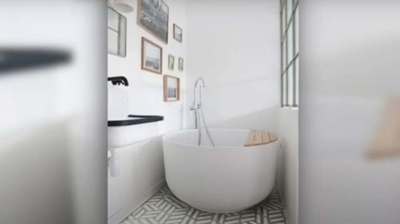 round bathtub