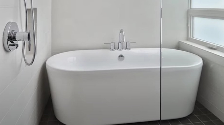 here-s-proof-you-can-have-a-bathtub-in-a-small-bathroom