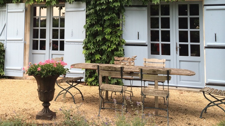 Pea gravel on a patio with patio furniture