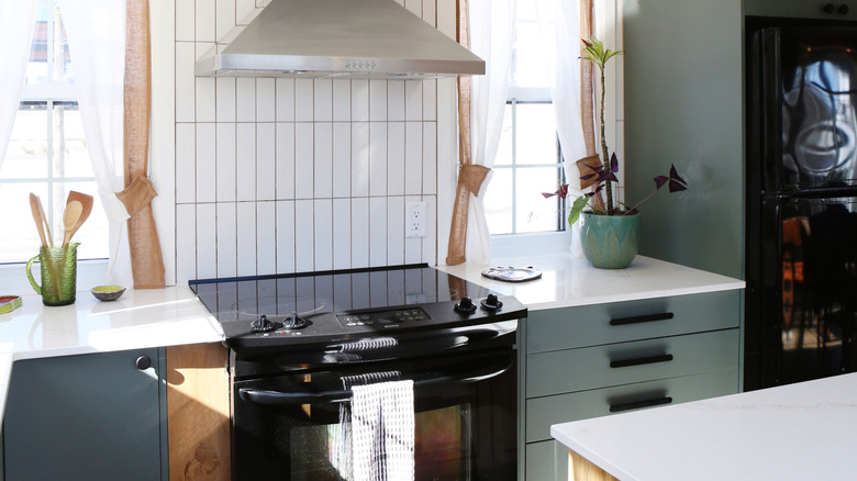 Mixed cabinets in a contemporary kitchen