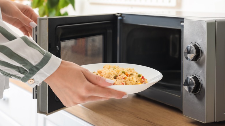 https://www.housedigest.com/img/gallery/heres-why-the-internet-is-calling-ikeas-microwave-perfect/intro-1702317747.jpg