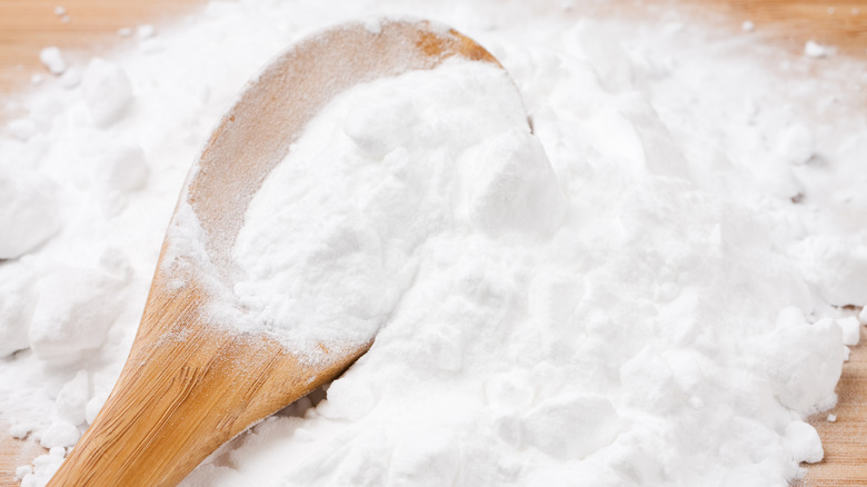 Baking soda with wooden spoon