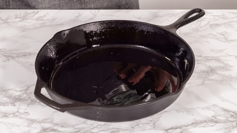 https://www.housedigest.com/img/gallery/heres-why-you-should-never-soak-your-cast-iron-pan/how-to-keep-the-nonstick-surface-1679978424.jpg