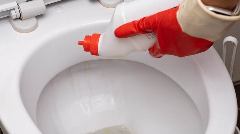 cleaning toilet with liquid product