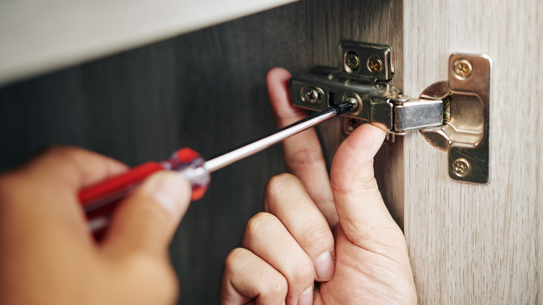 Changing out door hinge