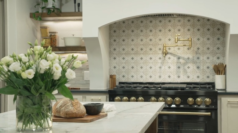 An oven hood with patterned tile